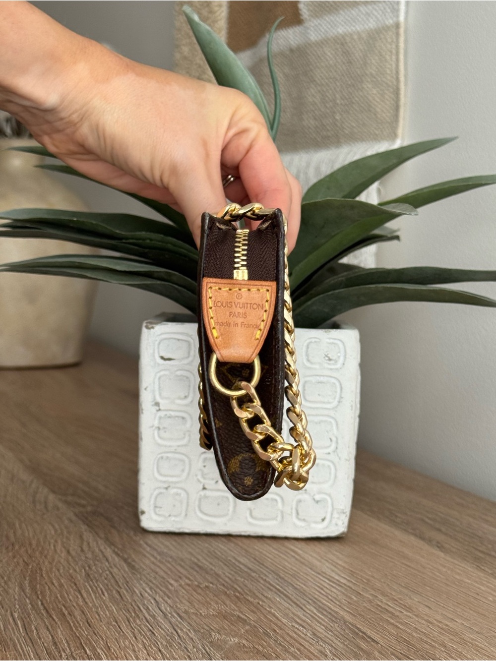 ✅AUTH✅LOUIS VUITTON POUCH - Picture 8 of 16